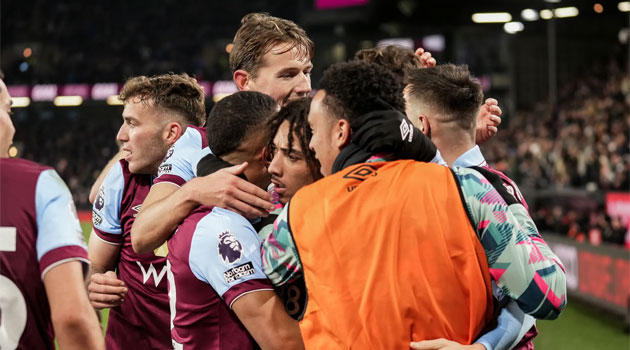 Burnley 5-0 Sheffield United. Luna cadourilor începe bine pentru fosta campioană din Championship Burnley a trebuit să aștepte luna decembrie pentru prima victorie pe teren propriu în Premier League, 5-0 cu Sheffield United