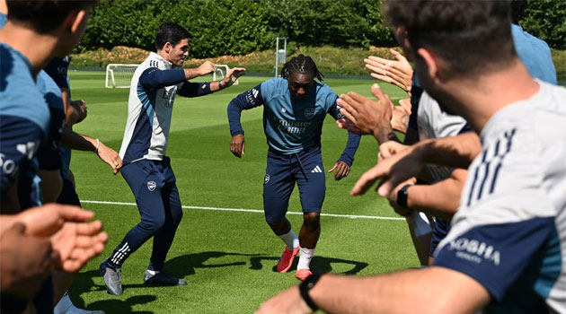 Drumul lung de întoarcere al lui Eberechi Eze la Arsenal Eberechi Eze, alături de colegi la primul său antrenament la Arsenal