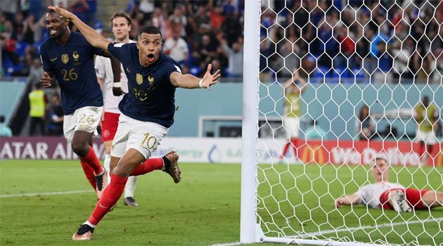 Franța – Danemarca 2-1. Dubla lui Mbappe califică Franța după două meciuri în optimile Campionatului Mondial Mbappe a reușit o dublă în meciul cu Danemarca, iar Franța este prima calificată în optimile de finală ale Campionatului Mondial 2022