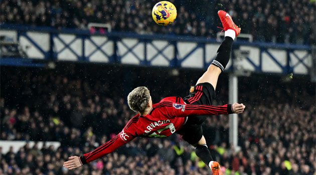 Everton 0-3 Manchester United. Foarfecă fabuloasă a lui Garnacho în cea mai convingătoare victorie a sezonului pentru United Foarfeca spectaculoasă a lui Alejandro Garnacho din meciul Everton - Manchester United 0-3